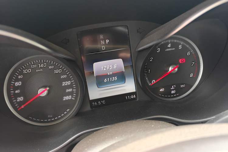 Used Mercedes-Benz GLC 2019 GLC 260 L 4MATIC Dynamic Model Odometer Close Up