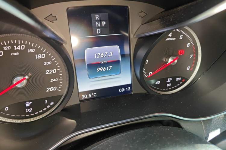 Used Mercedes-Benz GLC 2019 GLC 260 L 4MATIC Dynamic Model Odometer Close Up