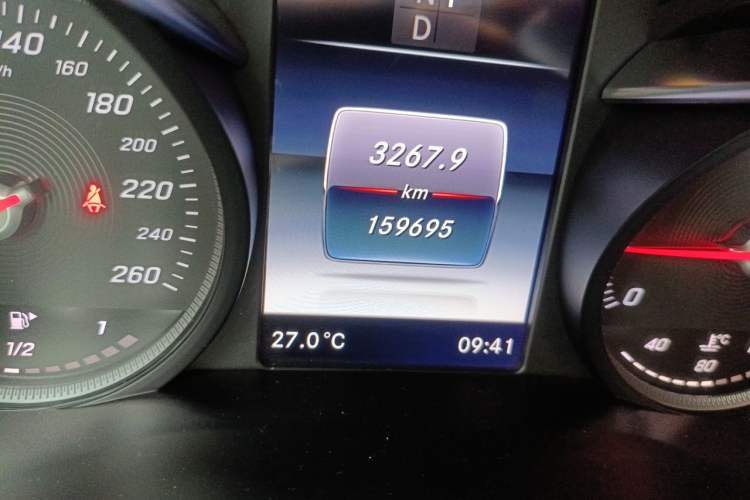Used Mercedes-Benz GLC 2019 GLC 300 L 4MATIC Dynamic Model Odometer Close Up