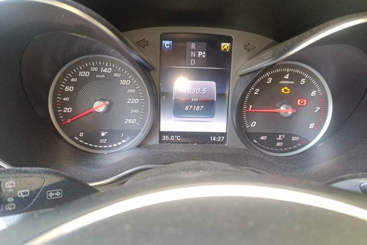 Used Mercedes-Benz GLC 2019 GLC 260 L 4MATIC Dynamic Model Odometer Close Up
