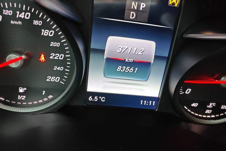 Used Mercedes-Benz GLC 2019 GLC 260 L 4MATIC Dynamic Model Odometer Close Up