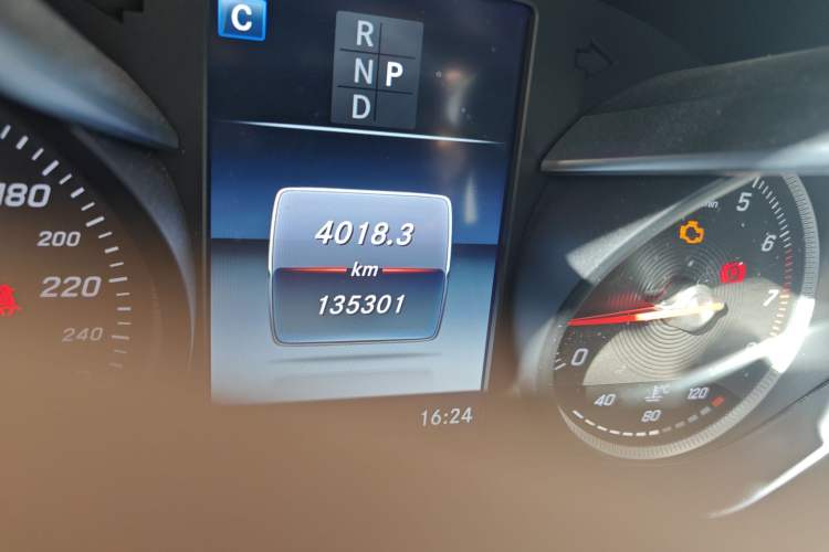 Used Mercedes-Benz GLC 2019 GLC 260 L 4MATIC Dynamic Model Odometer Close Up