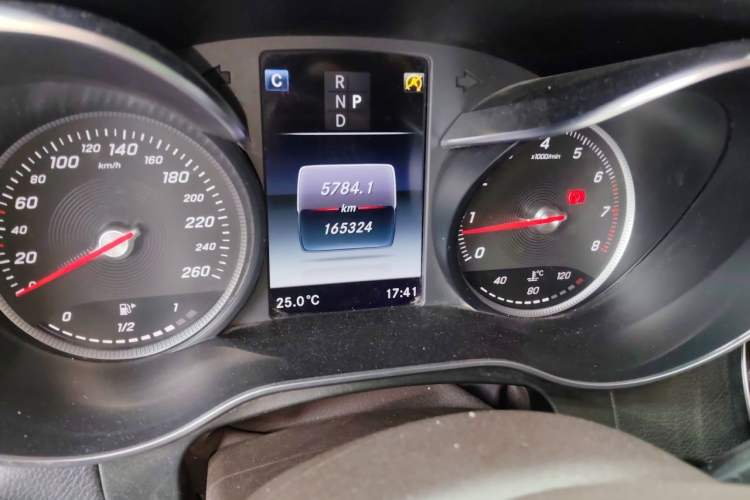 Used Mercedes-Benz GLC 2019 GLC 300 L 4MATIC Dynamic Model Odometer Close Up