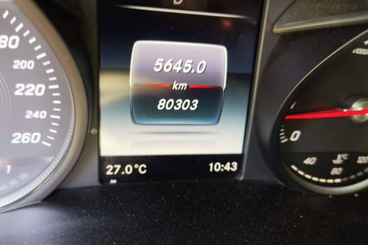 Used Mercedes-Benz GLC 2019 GLC 300 L 4MATIC Dynamic Model Odometer Close Up