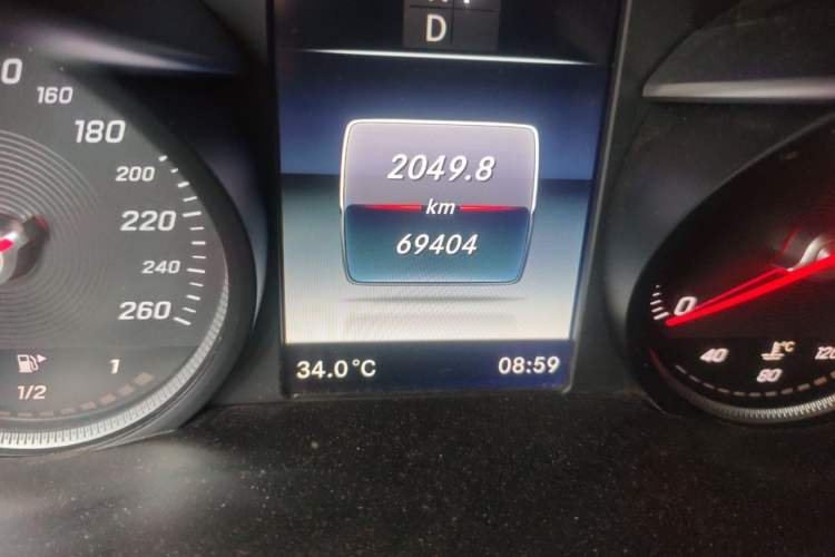 Used Mercedes-Benz GLC 2019 GLC 260 L 4MATIC Dynamic Model Odometer Close Up