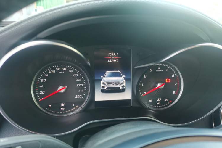 Used Mercedes-Benz GLC 2019 GLC 260 L 4MATIC Dynamic Model Odometer Close Up