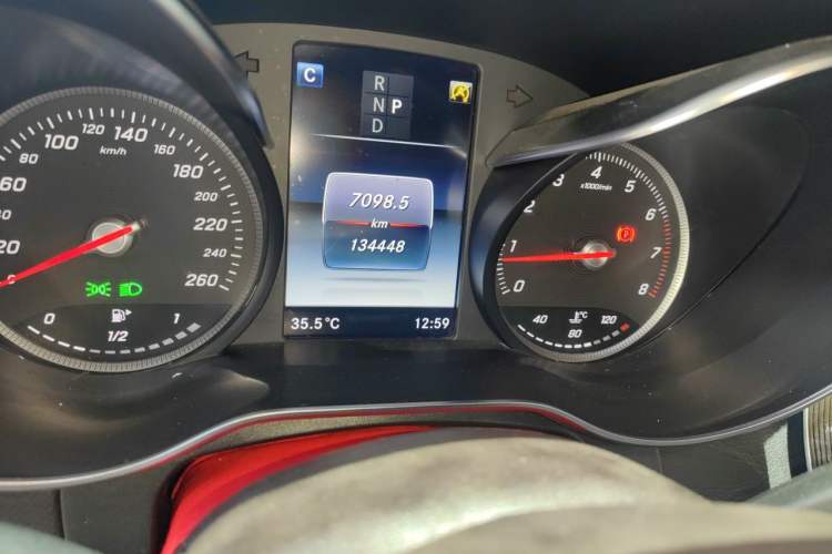 Used Mercedes-Benz GLC 2019 GLC 300 L 4MATIC Dynamic Model Odometer Close Up