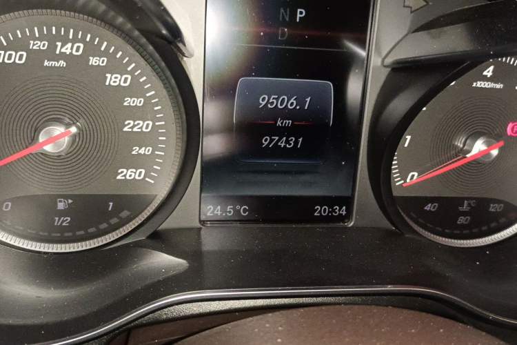 Used Mercedes-Benz GLC 2019 GLC 260 4MATIC Luxury Model Odometer Close Up