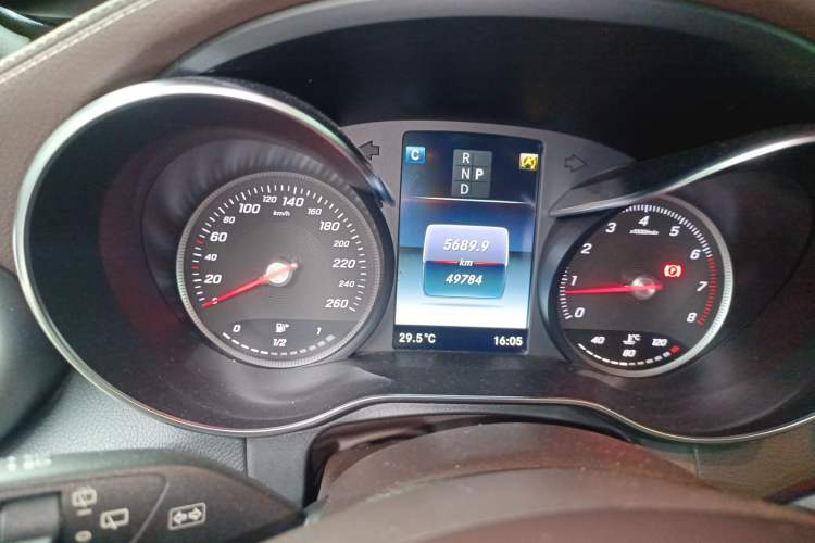 Used Mercedes-Benz GLC 2019 GLC 260 L 4MATIC Dynamic Model Odometer Close Up