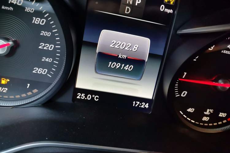 Used Mercedes-Benz GLC 2019 GLC 260 L 4MATIC Dynamic Model Odometer Close Up