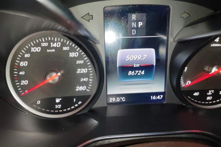 Used Mercedes-Benz GLC 2019 GLC 200 L 4MATIC Odometer Close Up