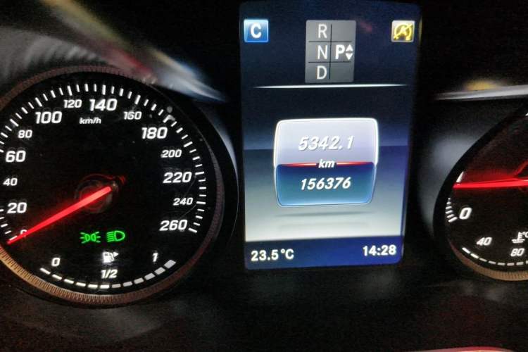 Used Mercedes-Benz GLC 2019 GLC 200 L 4MATIC Odometer Close Up