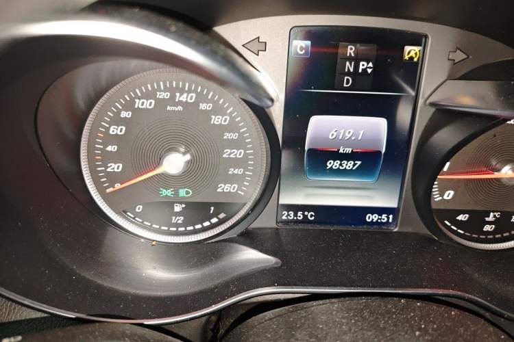 Used Mercedes-Benz GLC 2019 GLC 260 L 4MATIC Dynamic Model Odometer Close Up