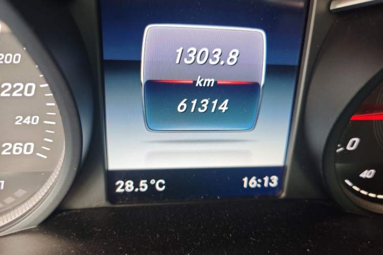 Used Mercedes-Benz GLC 2019 GLC 200 L 4MATIC Odometer Close Up