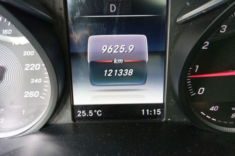 Used Mercedes-Benz GLC 2019 GLC 260 L 4MATIC Dynamic Model Odometer Close Up