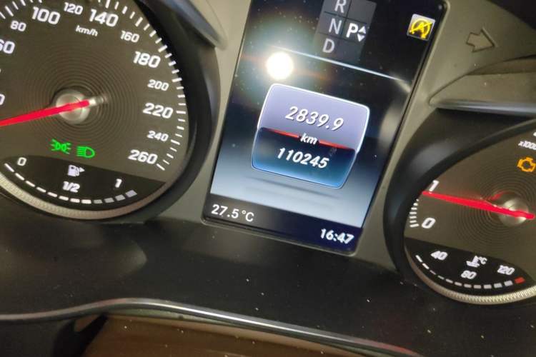 Used Mercedes-Benz GLC 2019 GLC 260 L 4MATIC Dynamic Model Odometer Close Up