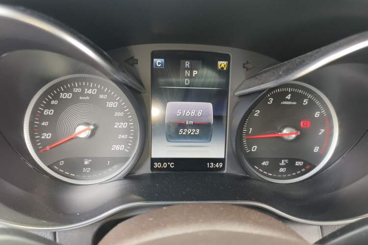 Used Mercedes-Benz GLC 2019 GLC 300 L 4MATIC Dynamic Model Odometer Close Up