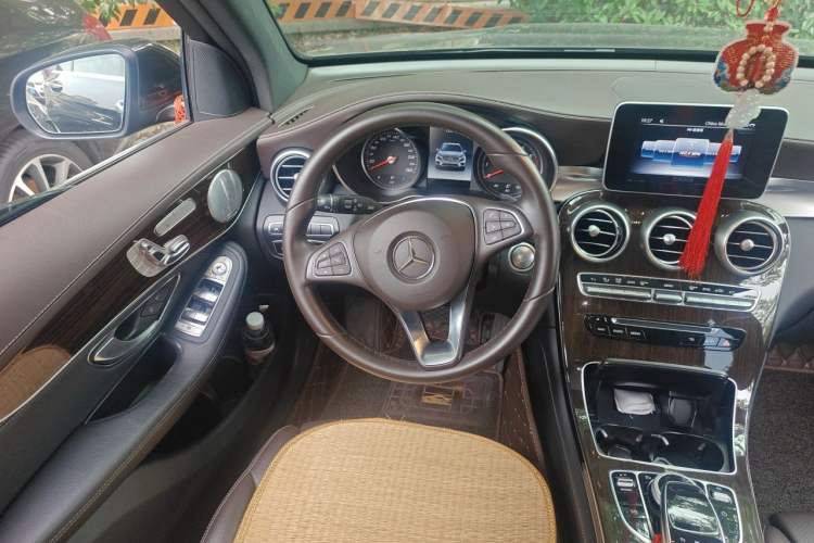 Used Mercedes-Benz GLC 2019 Facelift GLC 260 L 4MATIC Luxury Model Steering Wheel