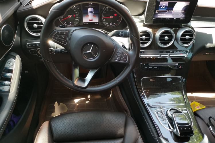 Used Mercedes-Benz GLC 2019 Facelift GLC 260 L 4MATIC Luxury Model Steering Wheel
