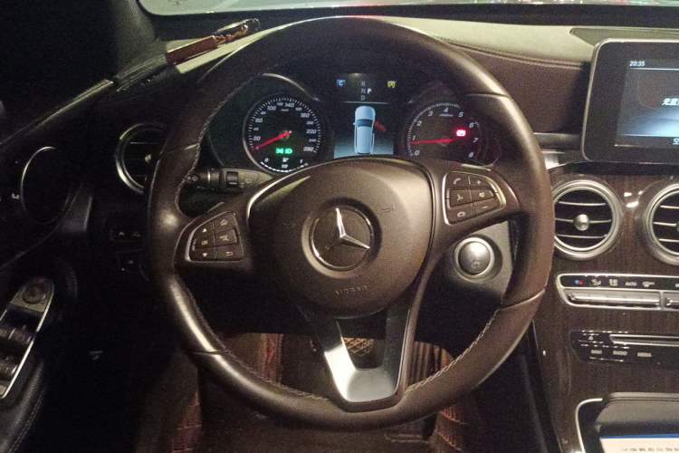 Used Mercedes-Benz GLC 2019 GLC 260 4MATIC Luxury Model Steering Wheel