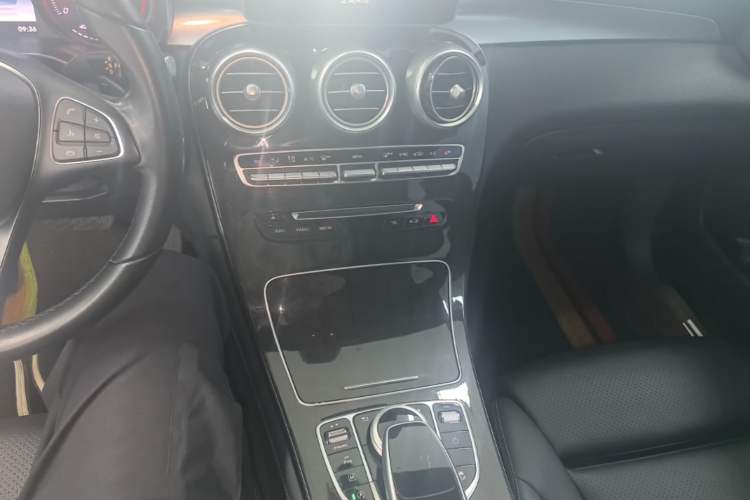 Used Mercedes-Benz GLC 2019 GLC 260 4MATIC Dynamic Edition Audio And AC Panel