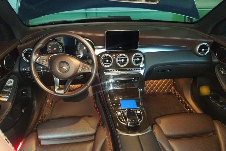 Used Mercedes-Benz GLC 2019 GLC 260 4MATIC Luxury Model Center Console