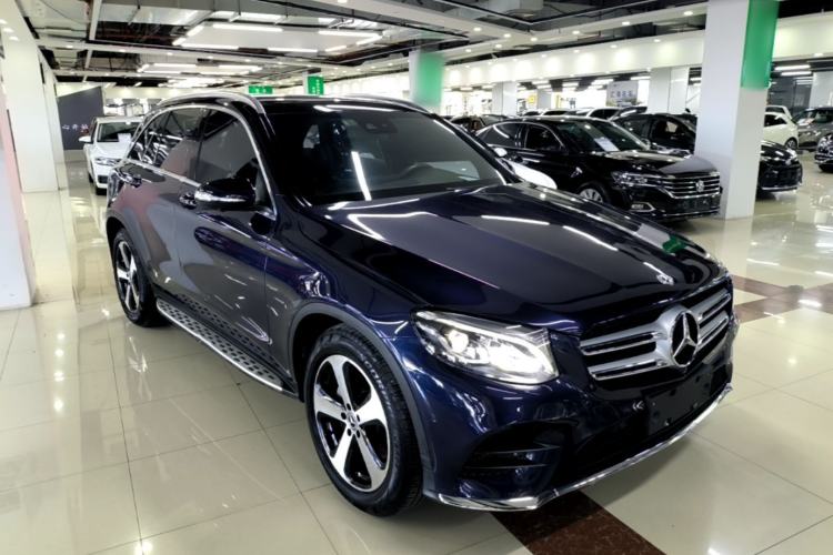 Used Mercedes-Benz GLC 2019 GLC 260 4MATIC Luxury Model Front Right 45 Deg