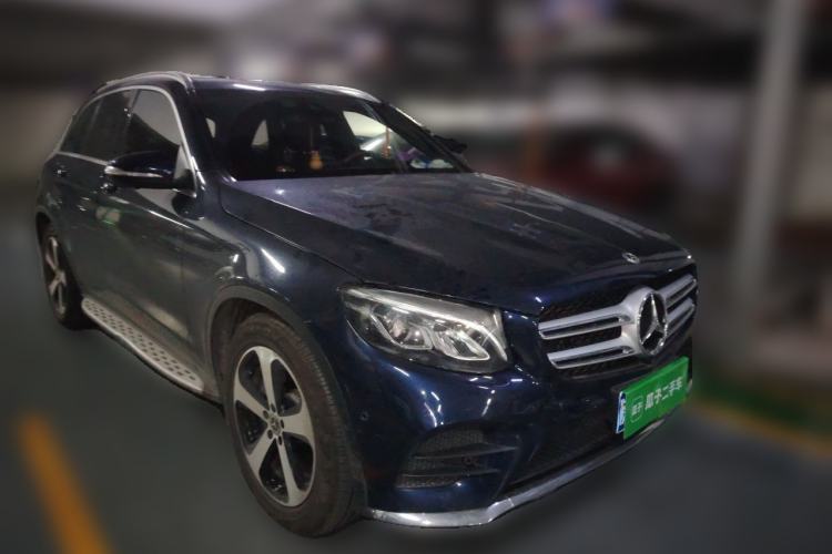 Used Mercedes-Benz GLC 2019 GLC 260 4MATIC Luxury Model Front Right 45 Deg