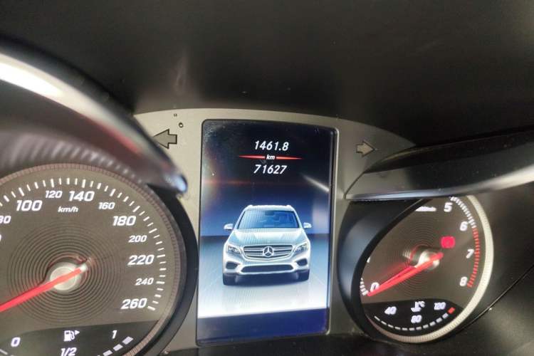 Used Mercedes-Benz GLC 2019 GLC 260 4MATIC Luxury Model Odometer Close Up