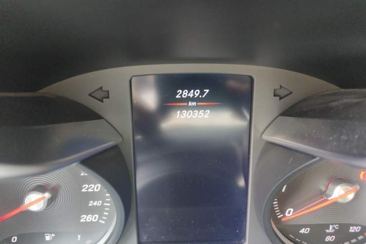 Used Mercedes-Benz GLC 2019 GLC 300 L 4MATIC Dynamic Model Odometer Close Up