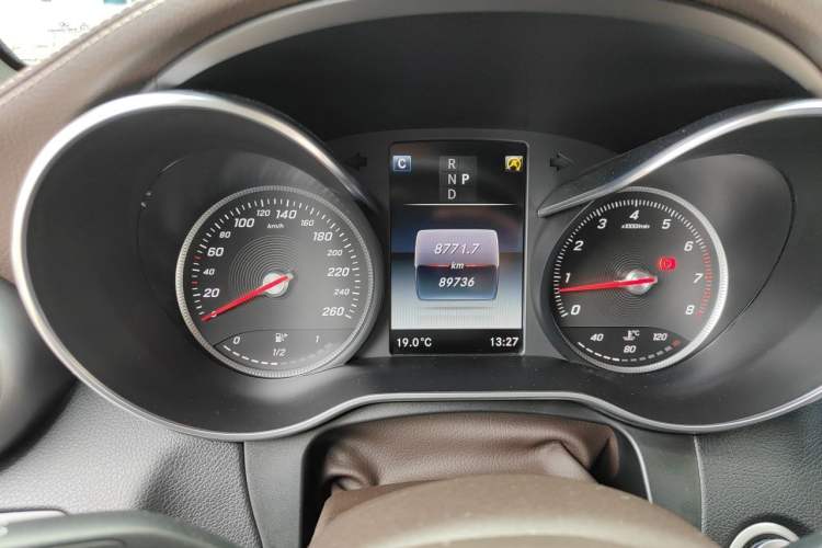 Used Mercedes-Benz GLC 2019 GLC 260 4MATIC Luxury Model Odometer Close Up