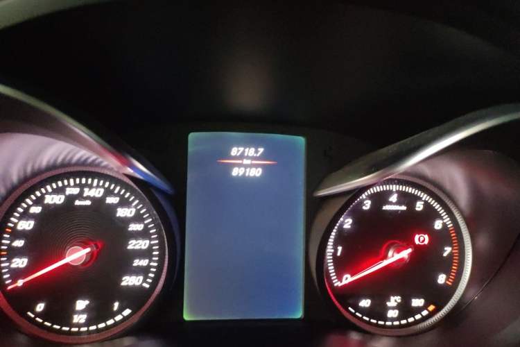 Used Mercedes-Benz GLC 2019 GLC 260 L 4MATIC Dynamic Model Odometer Close Up