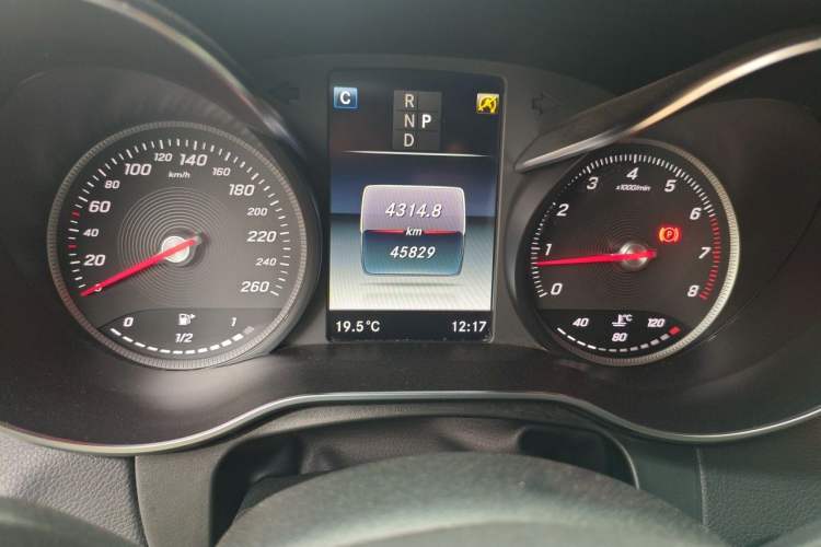 Used Mercedes-Benz GLC 2019 GLC 260 L 4MATIC Dynamic Model Odometer Close Up