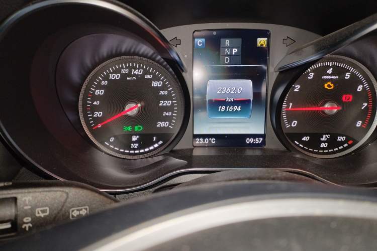 Used Mercedes-Benz GLC 2019 GLC 260 L 4MATIC Dynamic Model Odometer Close Up