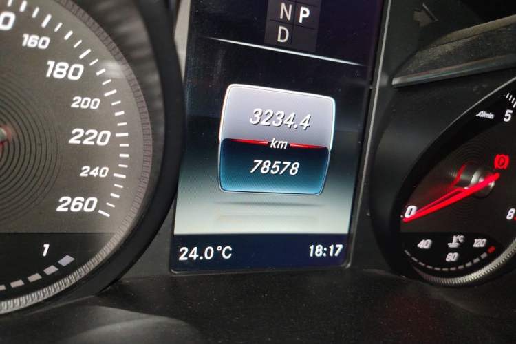 Used Mercedes-Benz GLC 2019 GLC 260 4MATIC Luxury Model Odometer Close Up