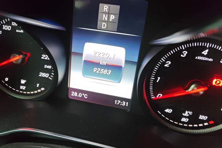 Used Mercedes-Benz GLC 2019 GLC 260 4MATIC Luxury Model Odometer Close Up