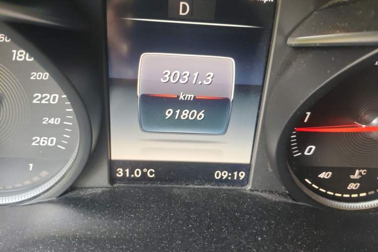 Used Mercedes-Benz GLC 2019 GLC 260 L 4MATIC Dynamic Model Odometer Close Up