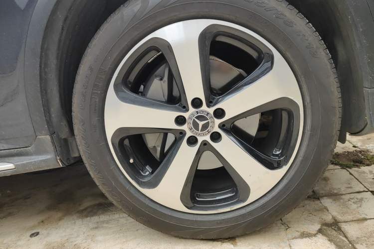 Used Mercedes-Benz GLC 2019 GLC 260 4MATIC Luxury Model Right Front Wheel Hub