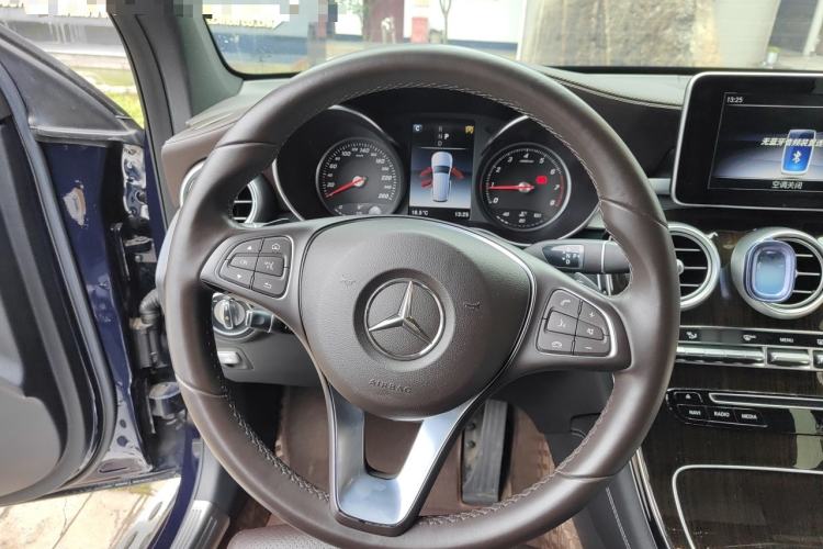 Used Mercedes-Benz GLC 2019 GLC 260 4MATIC Luxury Model Steering Wheel