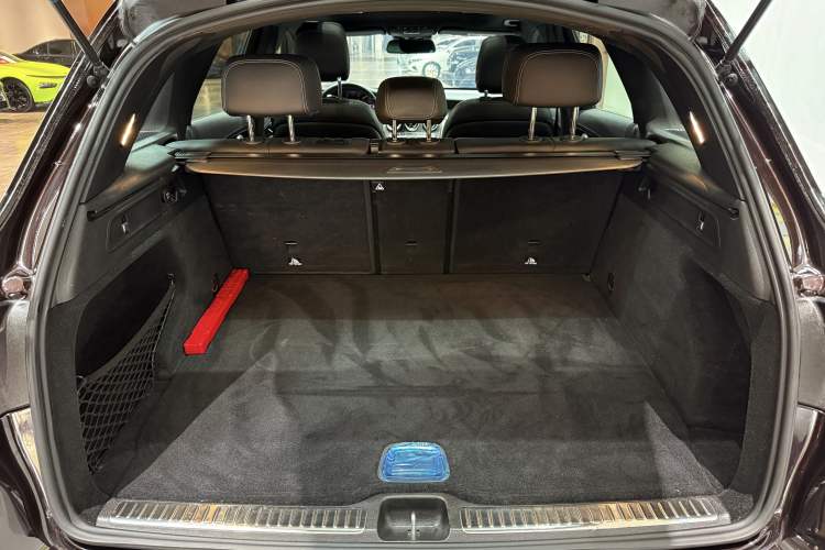 Used Mercedes-Benz GLC 2019 Facelift GLC 260 L 4MATIC Luxury Model Exterior 6