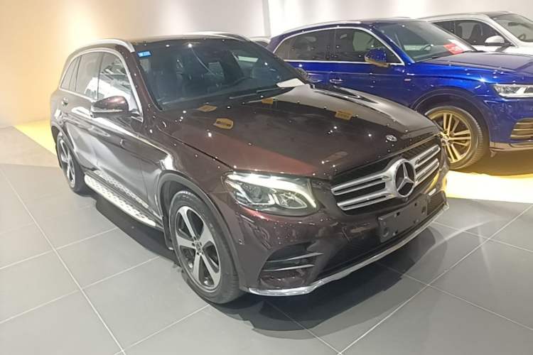 Used Mercedes-Benz GLC 2019 Facelift GLC 260 L 4MATIC Luxury Model Front Right 45 Deg