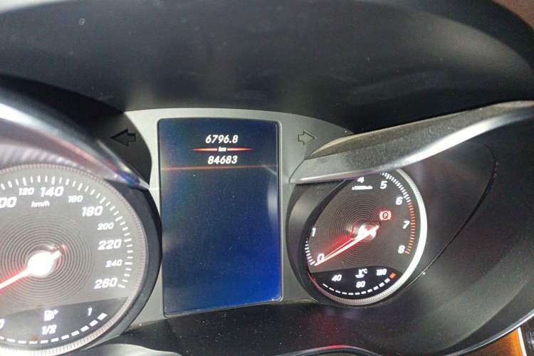 Used Mercedes-Benz GLC 2019 GLC 300 L 4MATIC Dynamic Model Odometer Close Up