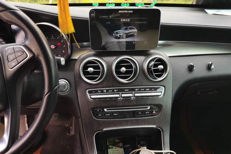 Used Mercedes-Benz GLC 2019 GLC 260 L 4MATIC Dynamic Model Audio And AC Panel