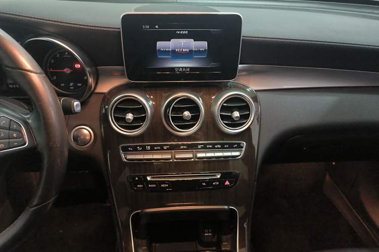 Used Mercedes-Benz GLC 2019 Facelift GLC 260 L 4MATIC Luxury Model Audio And AC Panel