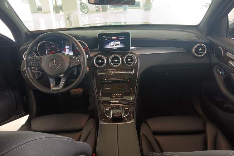 Used Mercedes-Benz GLC 2019 Facelift GLC 260 L 4MATIC Luxury Model Center Console