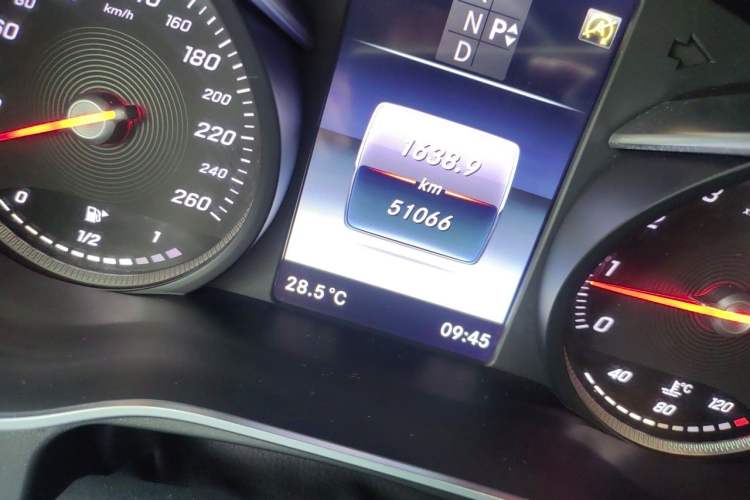 Used Mercedes-Benz GLC 2019 GLC 260 L 4MATIC Dynamic Model Odometer Close Up