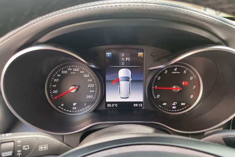 Used Mercedes-Benz GLC 2019 GLC 260 L 4MATIC Dynamic Model Odometer Close Up