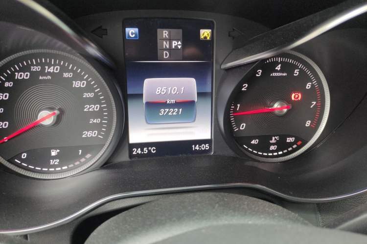 Used Mercedes-Benz GLC 2019 GLC 260 L 4MATIC Dynamic Model Odometer Close Up
