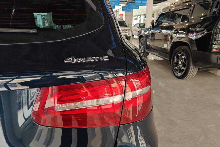 Used Mercedes-Benz GLC 2019 Facelift GLC 260 L 4MATIC Luxury Model Exterior 3