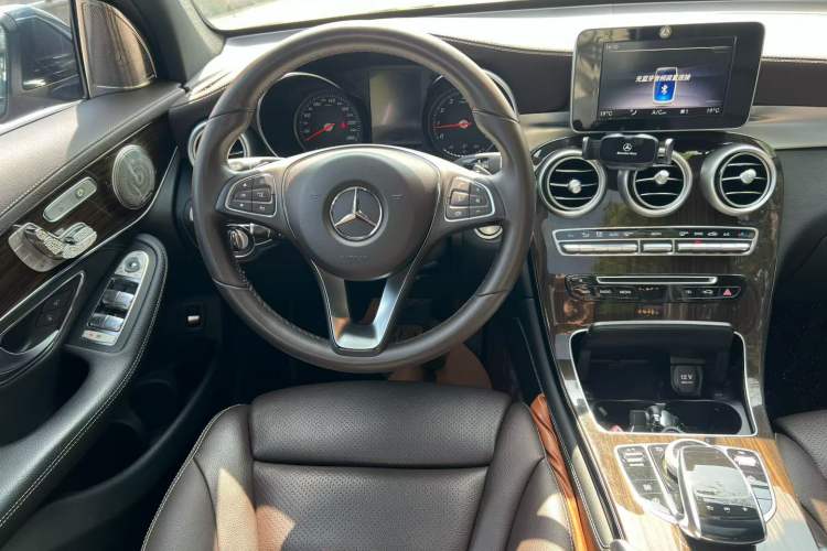 Used Mercedes-Benz GLC 2019 Facelift GLC 260 L 4MATIC Luxury Model Interior 4
